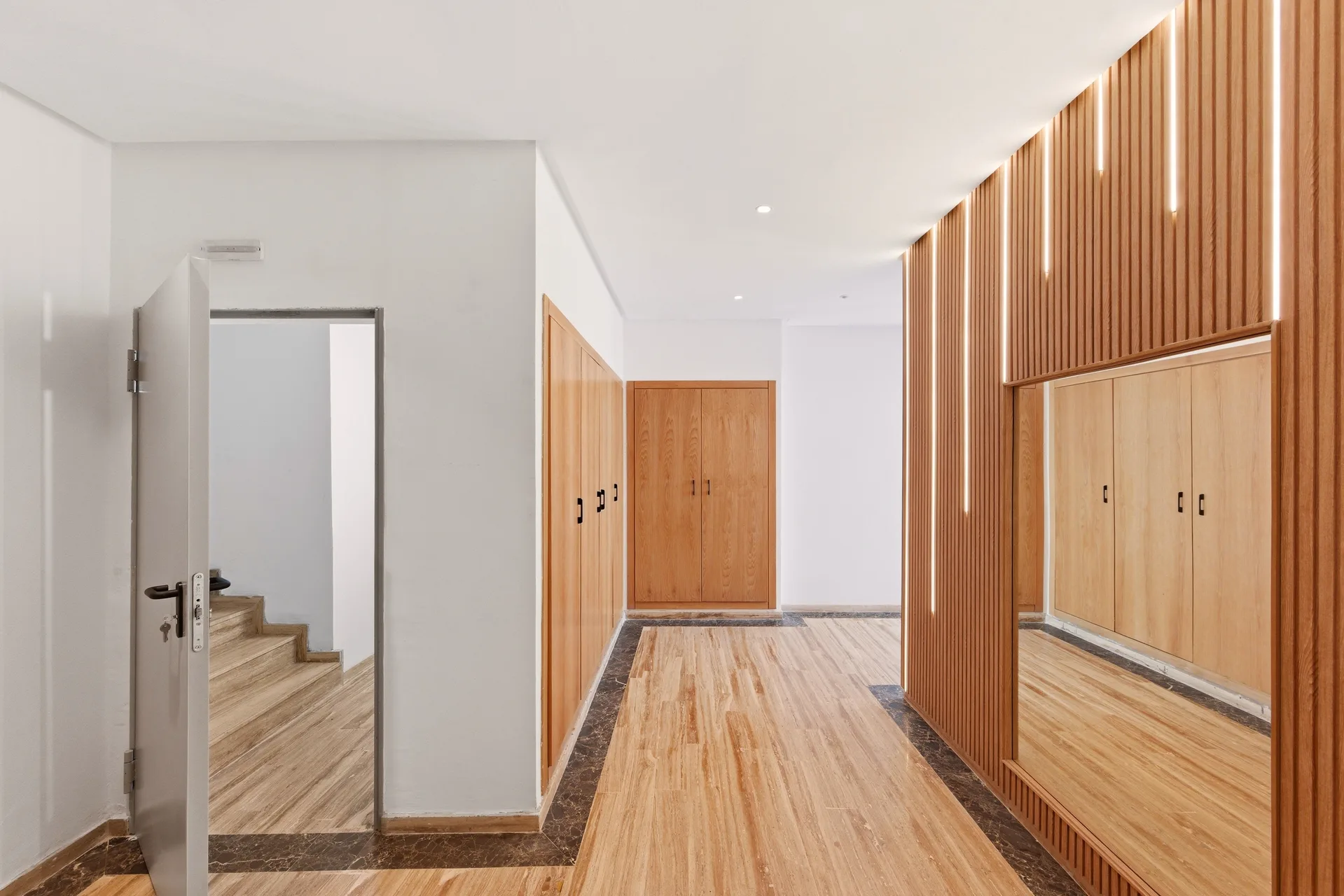 Finitions bois et éclairage West Coast Residence